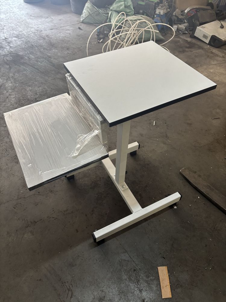 Mesa para monitor e teclado novo com rodas