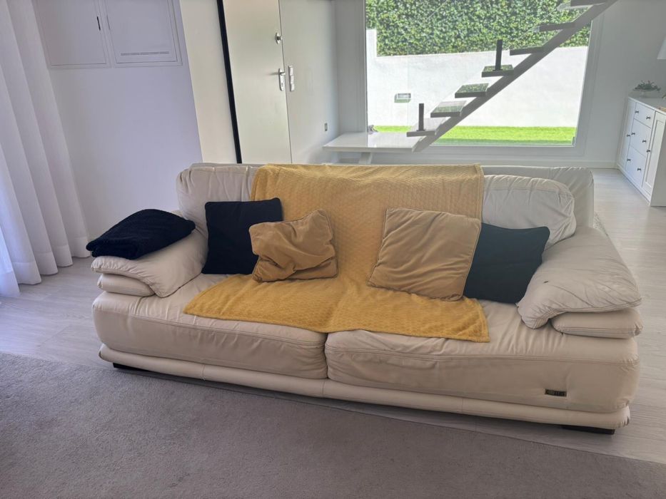 2 sofas em pele sintetica cremes