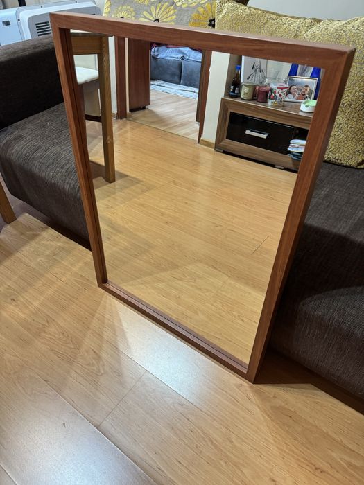 Lustro w klasycznej ramie