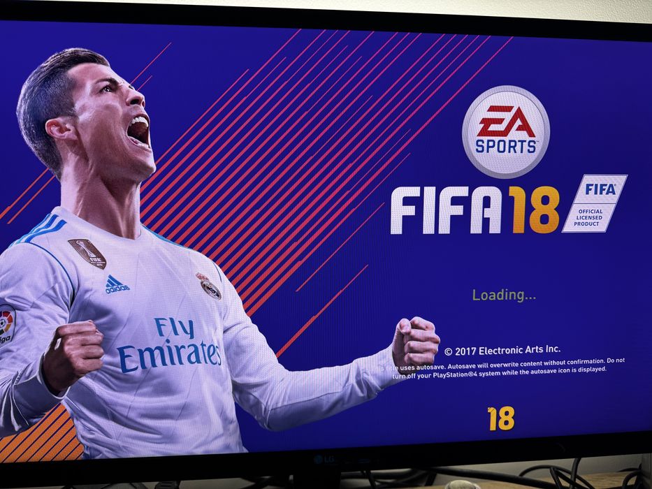 PS4 Pro 1TB + джойстик + 4 игры (FIFA 15/16/18/20) В хорошем состояние