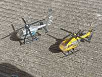 Dwa małe metalowe modele helikopterów od siku