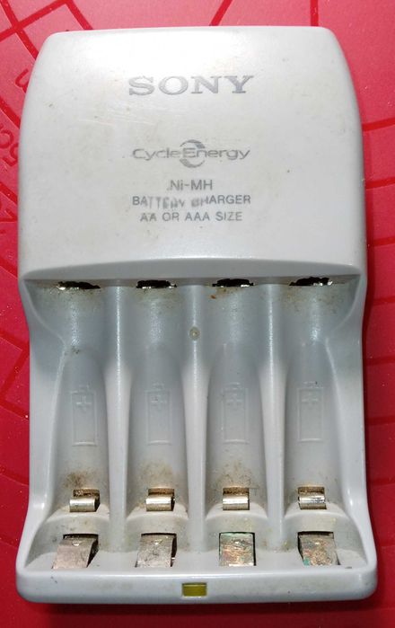Зарядне "Sony" на акумулятори типу АА/ААА