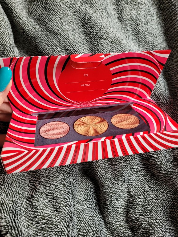 Paleta do makijażu MAC Step Bright Up rozświetlacze na prezent