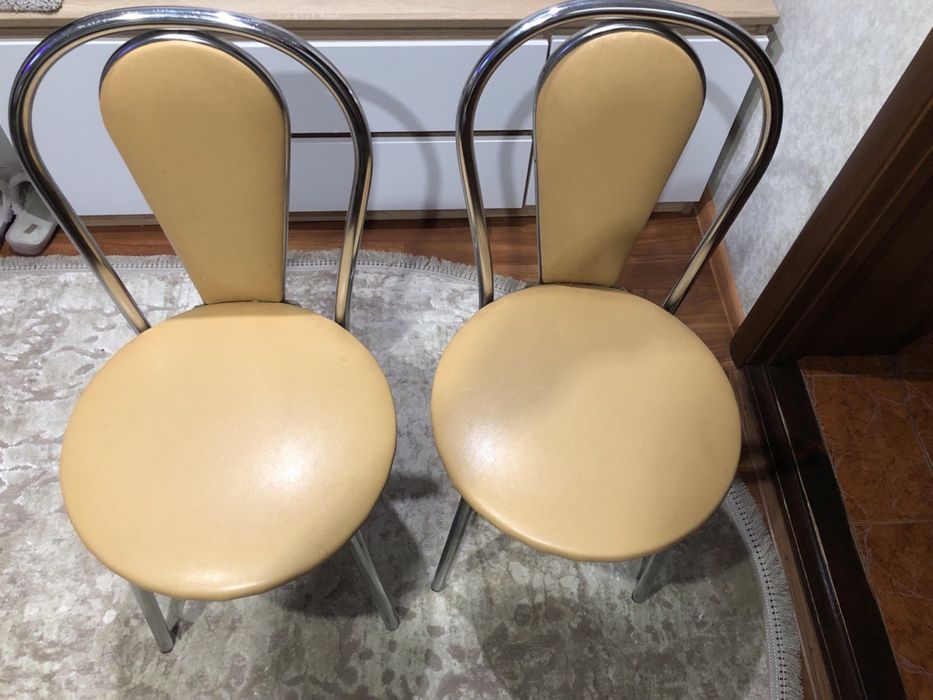 Стільці на кухню бежеві б/у в хорошому стані