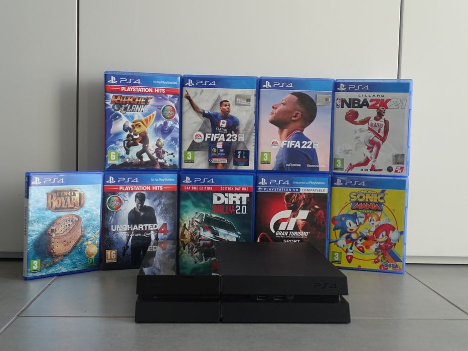 PlayStation 4, com 9 Jogos e com uma commando Semi-Funcional