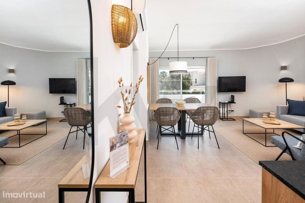 Apartamento T1+1 no 1° Andar Lindamente Renovado em Carvoeiro