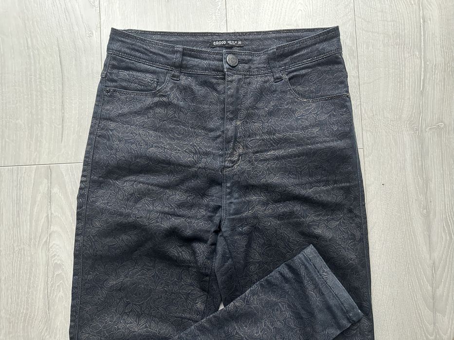 Spodnie czarne jeansy ze złotym zdobieniem