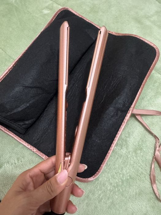 Prancha de cabelo com estojo