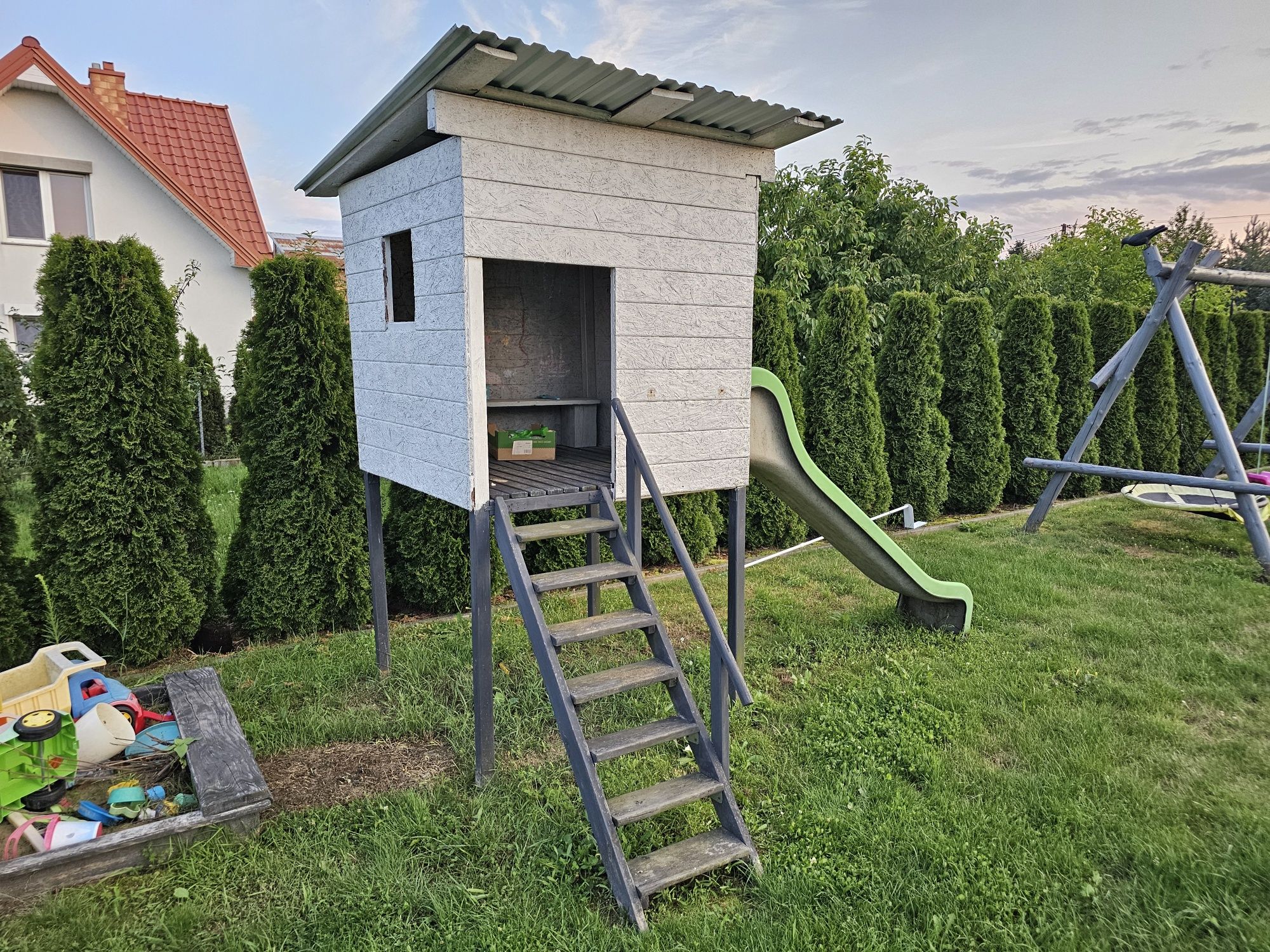 Domek dla dzieci ze zjeżdżalnią - plac zabaw zjeżdżalnia
