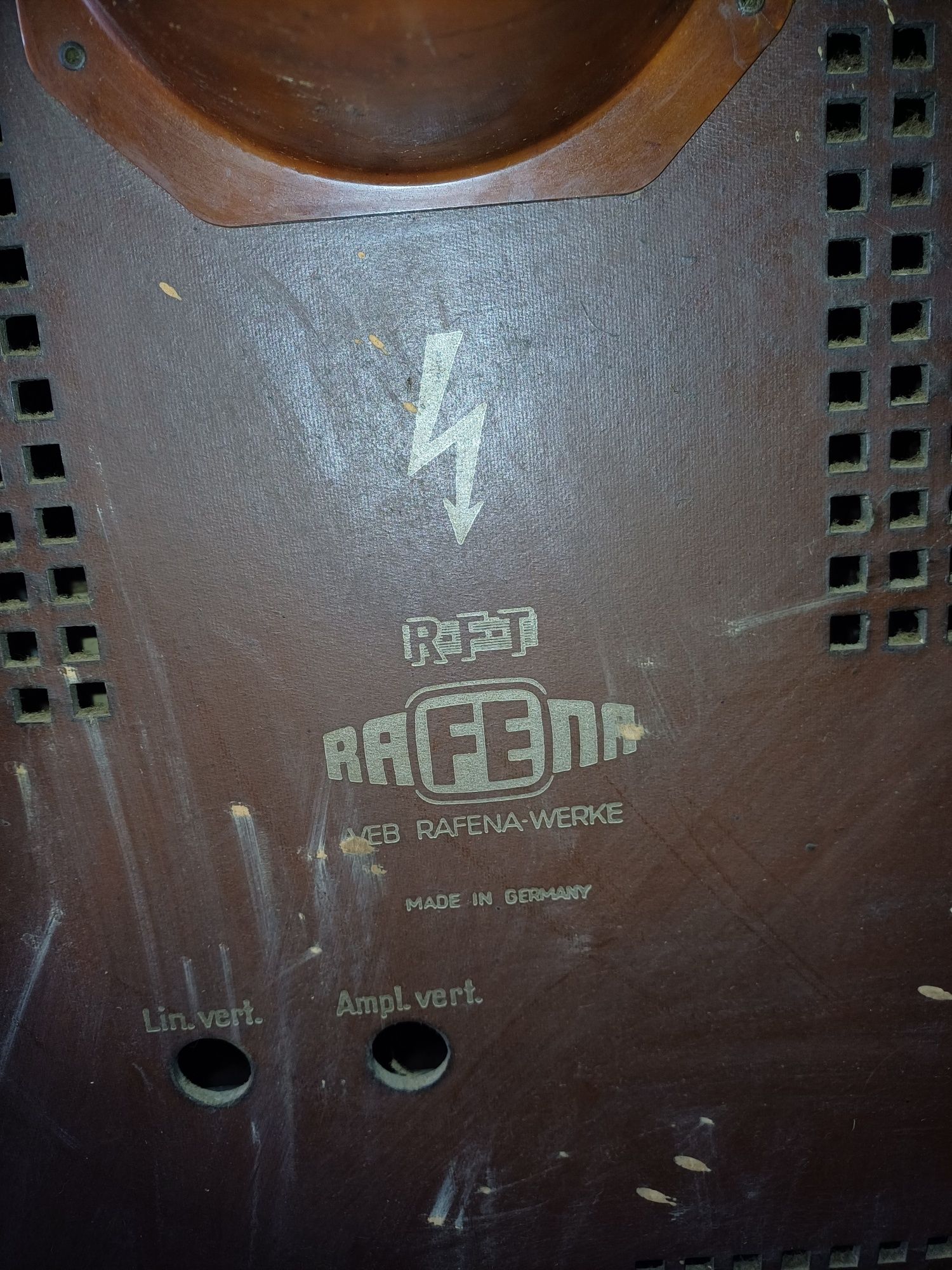 Stary telewizor REFENA