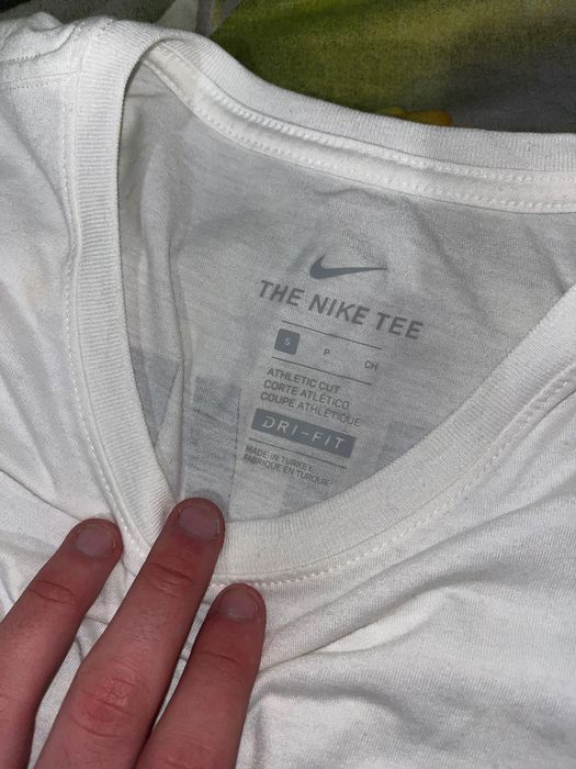 лонгслив Nike саме те що треба під футболку коли холодно