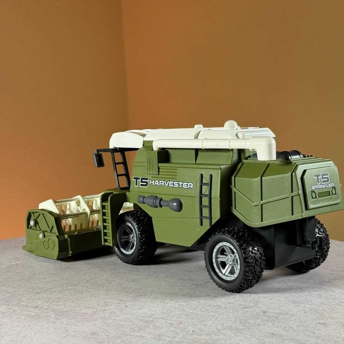 Комбайн на пульті управління Harvester з причепом та сіном. Трактор