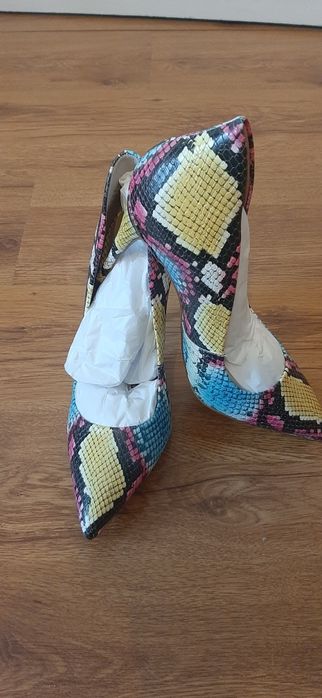 Buty kolorowe na obcasie