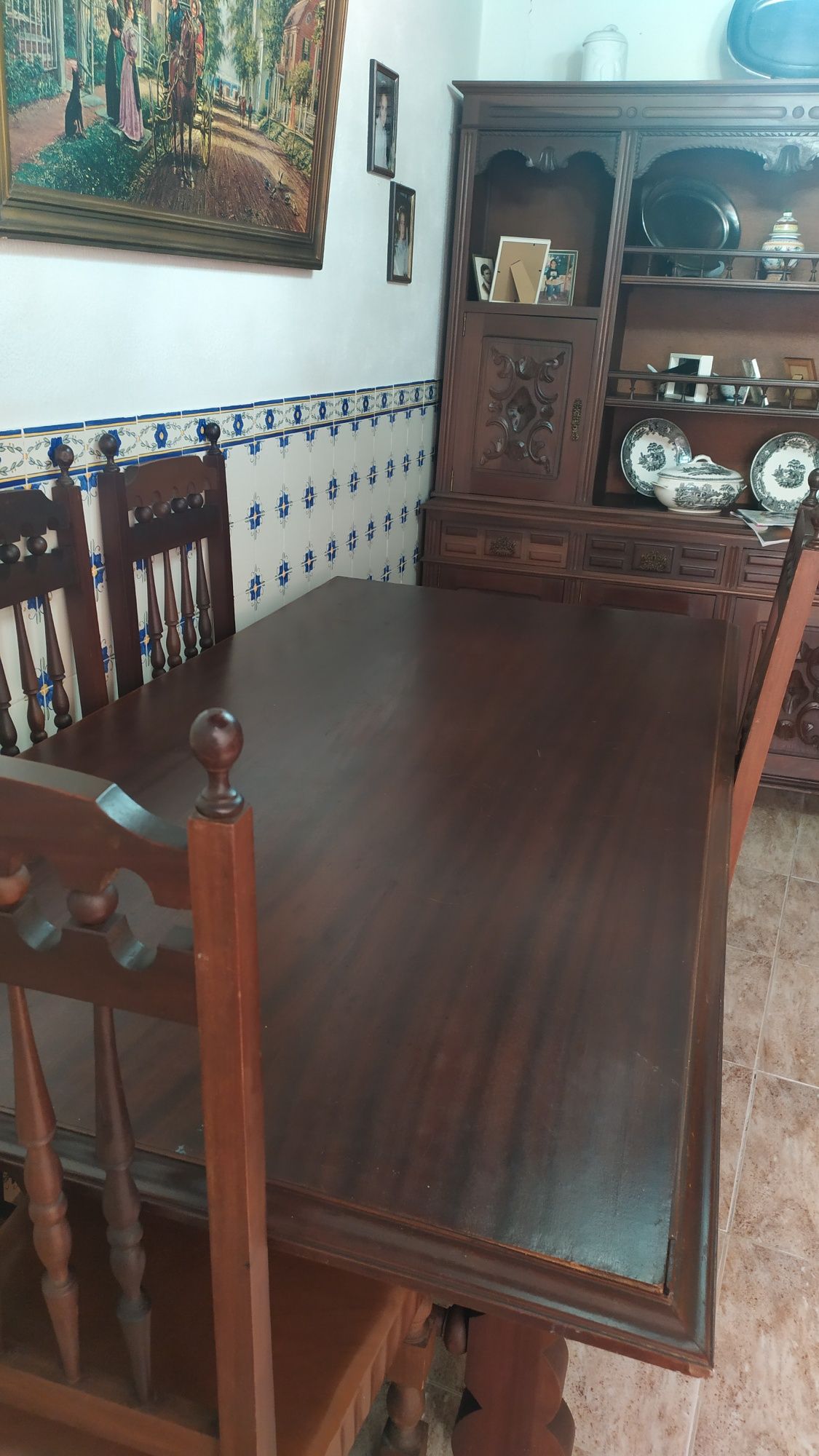 Móvel de sala com mesa e 6 cadeiras