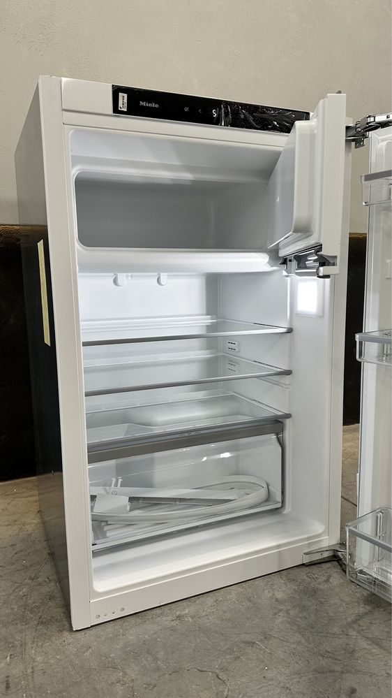 Вбудований холодильник з морозильною камерою  K 7104E