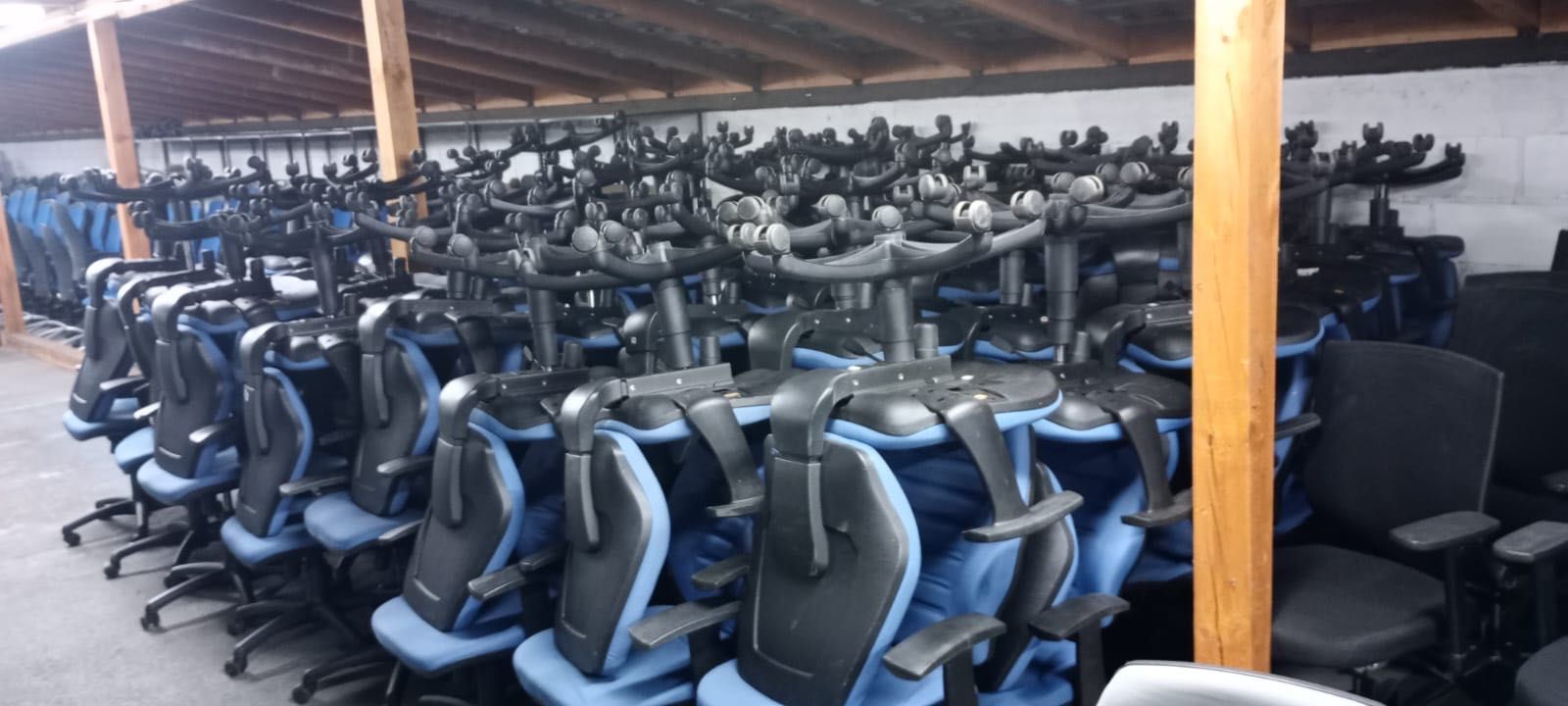 Krzesła obrotowe z regulowaną wysokością w kolorze niebieskim