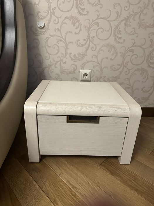 Ліжко двохспальне з приліжковими тумбочками