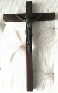 Crucifixo em madeira com imagem de Jesus em metal