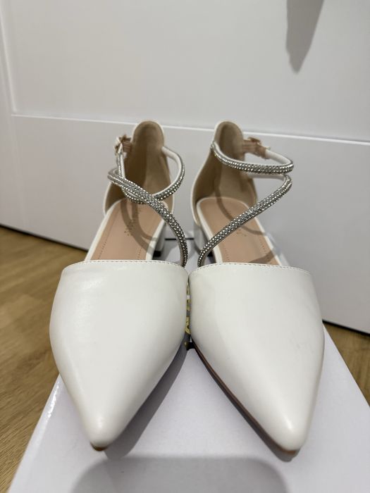 Białe buty ślubne na niskim obcasie Ideal Shoes 36