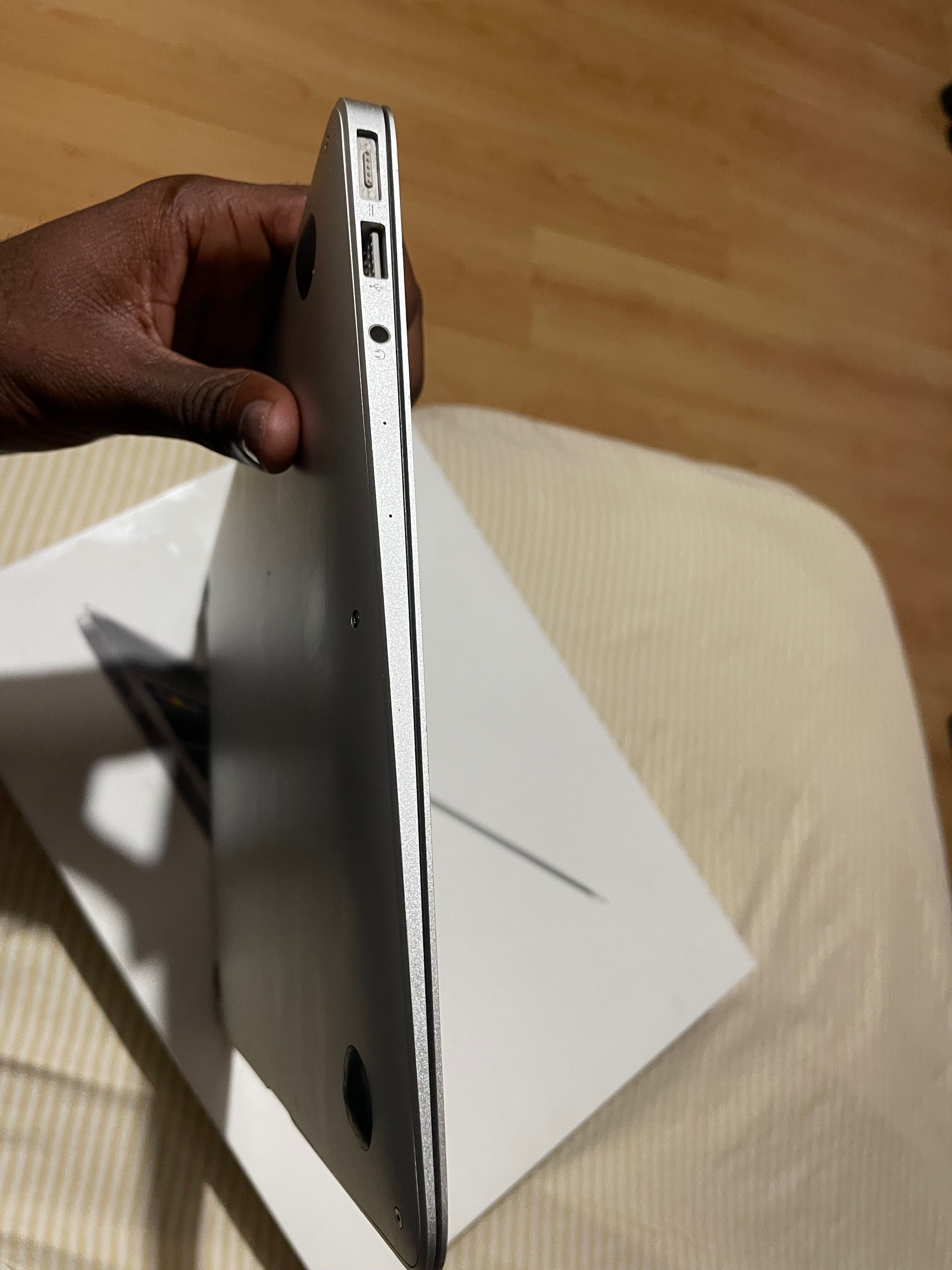 MacBook Air ( 13 )