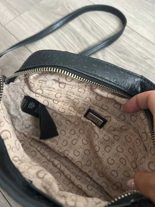 Guess czarna mała torebka listonoszka eko skóra logowana G