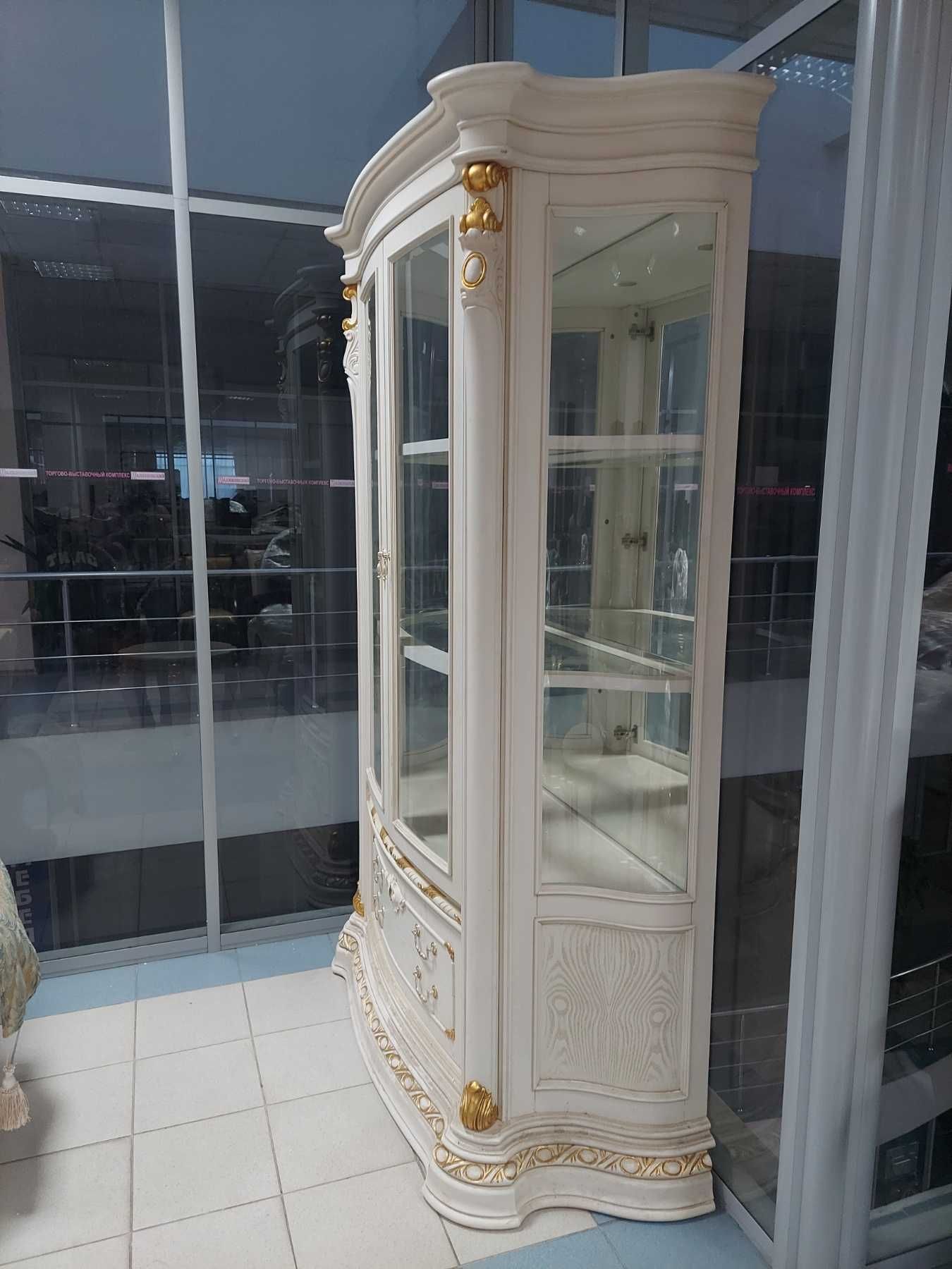 Витрина двухдверная CARPENTER 208 белый с золотом