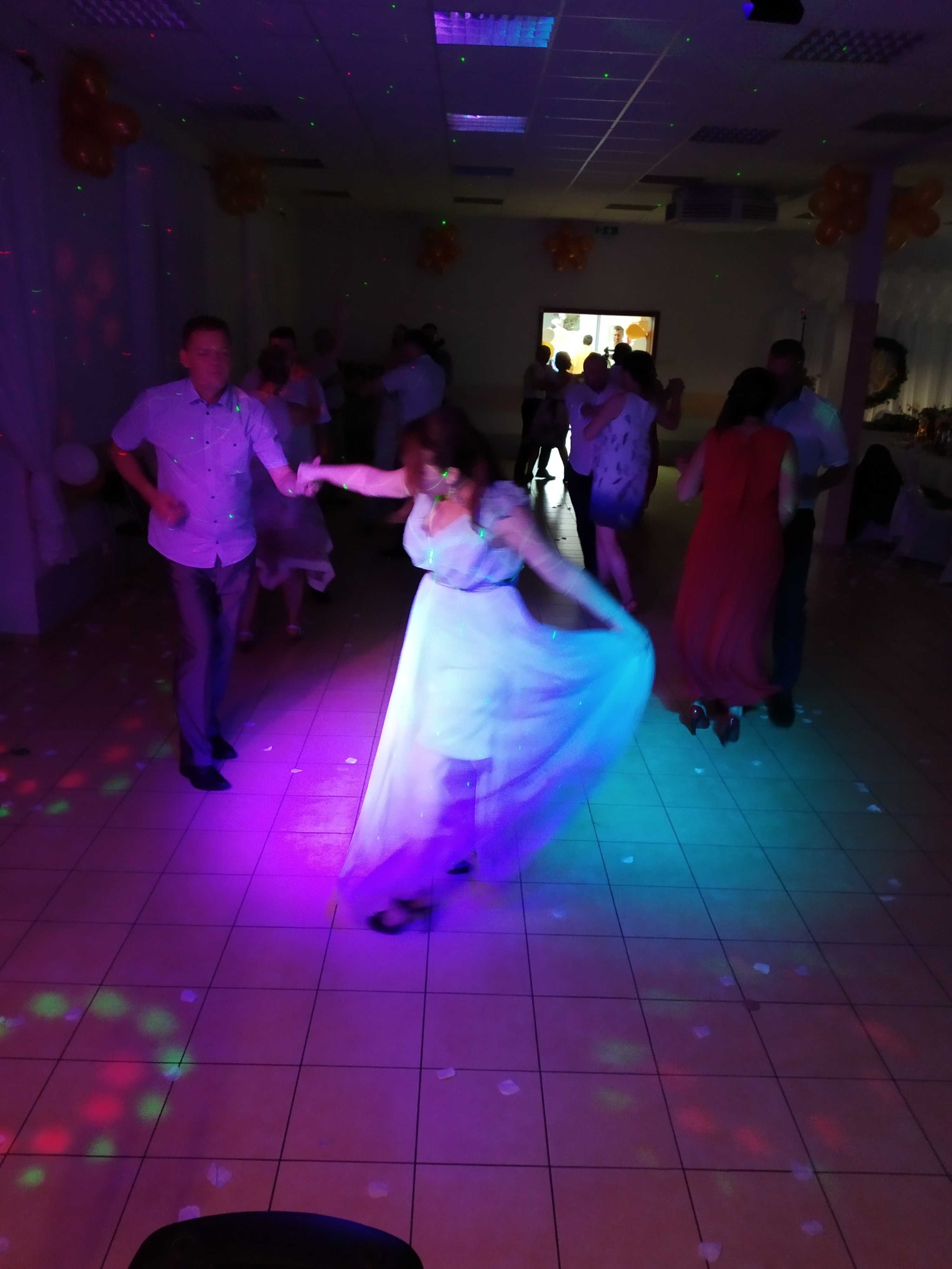 Dj prezenter oraz muzyk grający i śpiewający