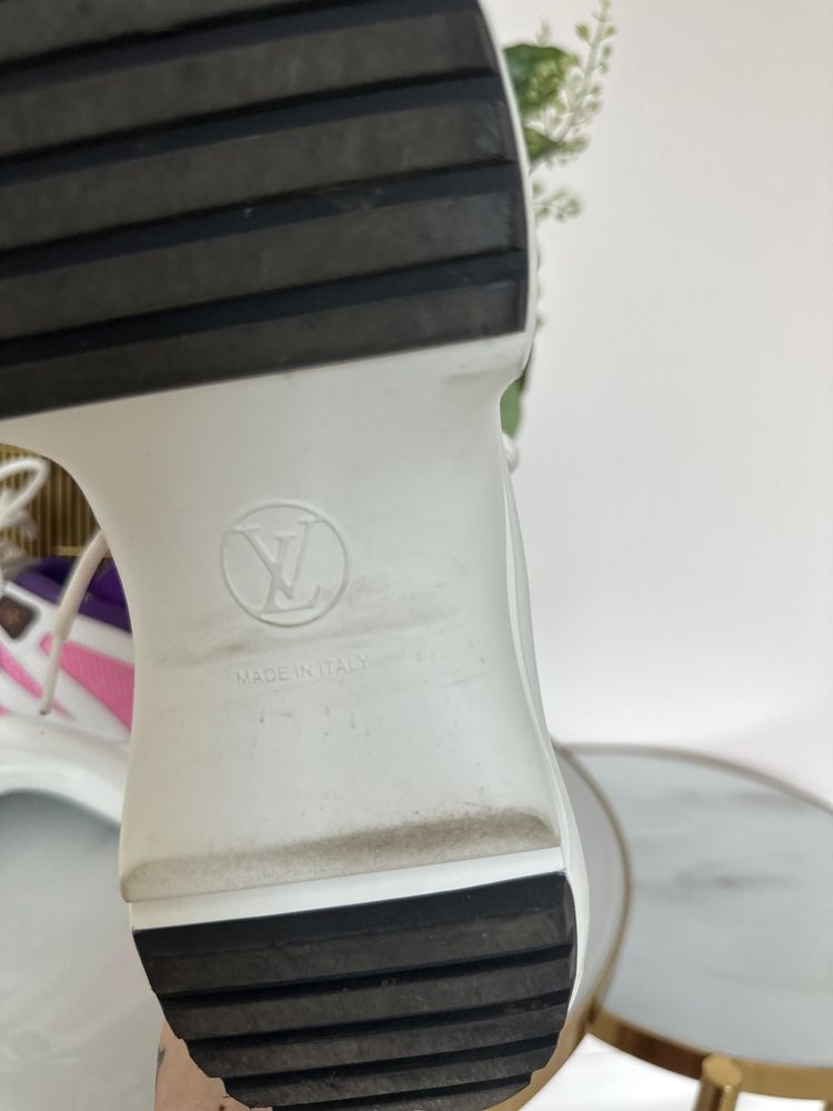 кроссовки в стиле louis Vuitton
