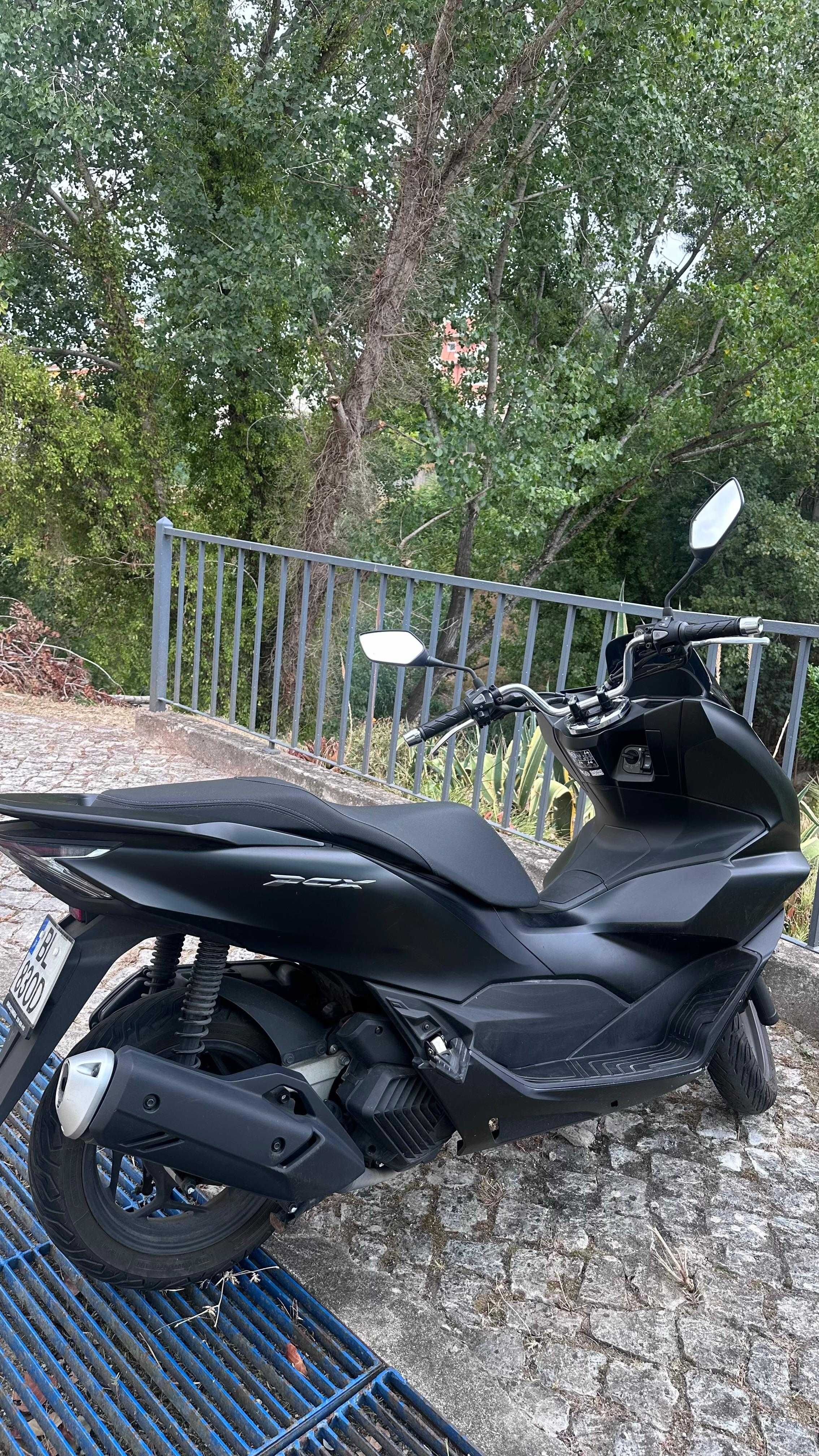 Honda PCX 2024 preta