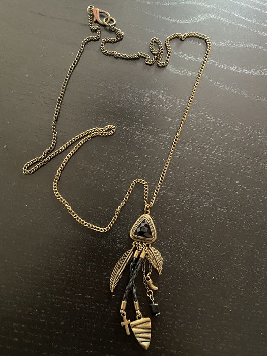 Colar comprido dourado e preto