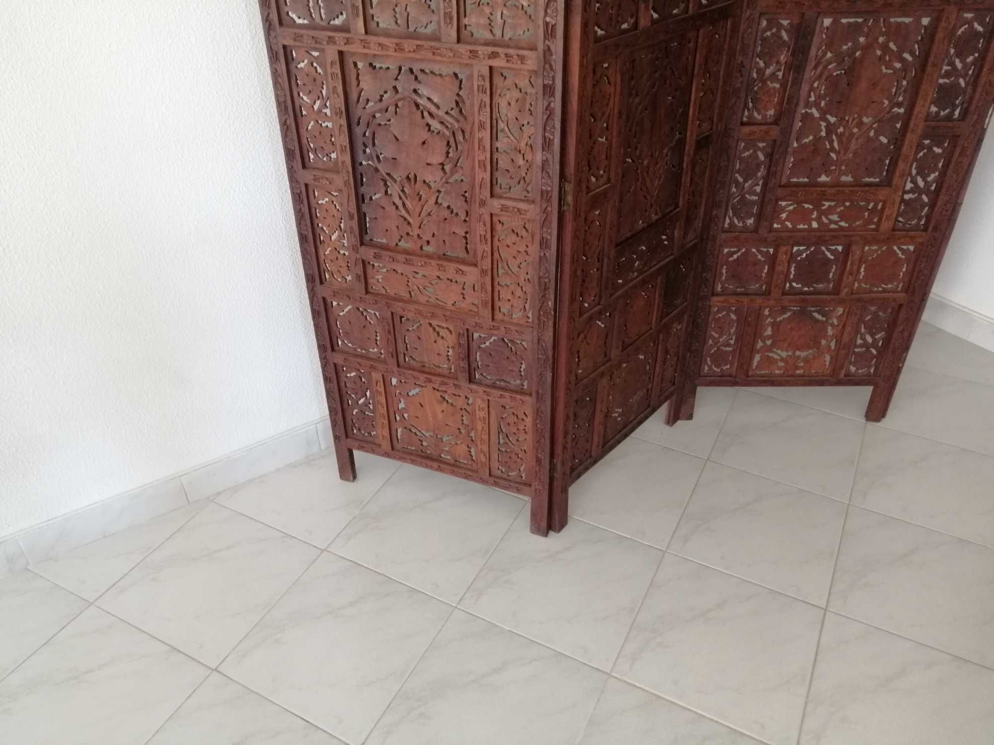 Vendo biombo trabalhado à mão, em madeira escura