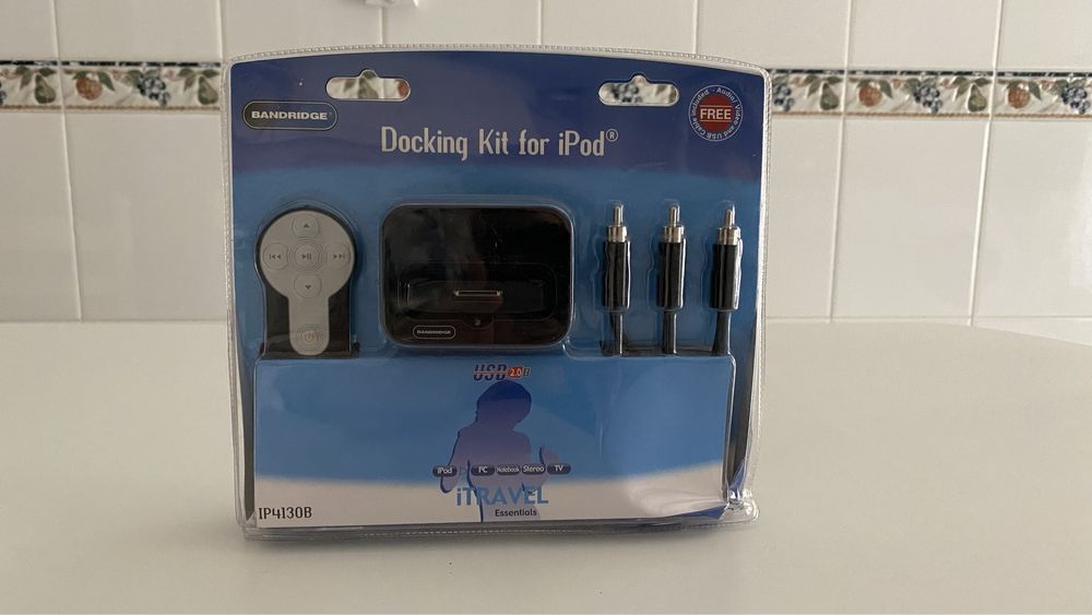 Iphone - Ipod - Base com comando e cabos (selado)