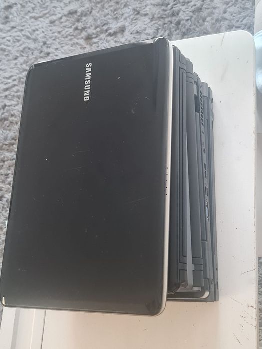 5 portáteis a funcionar