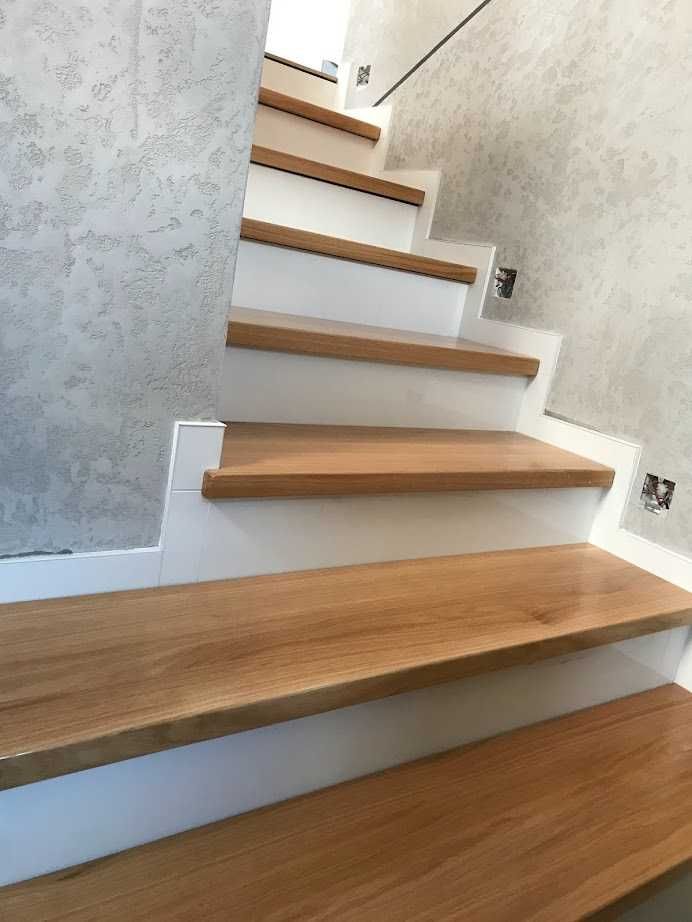schody ,stopnie  drewniane dębowe ,jesionowe pełne drewno ,montaż