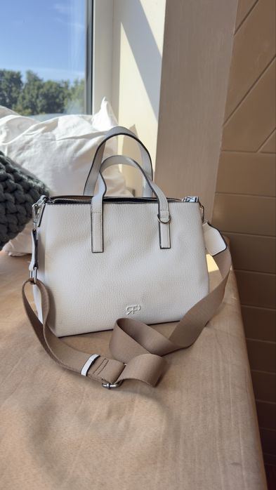 Біла сумка середнього розміру