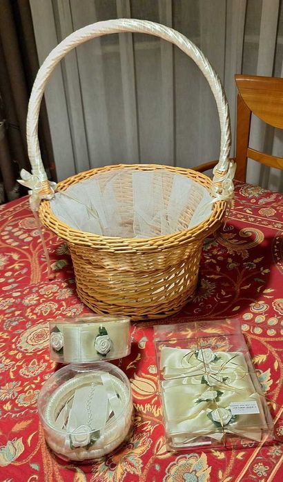 dekoracja ślubna na samochód i kosz na telegramy