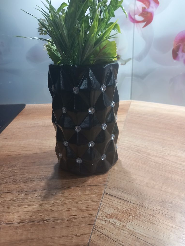 Sztuczna wisteria w ceramicznym czarnym wazonie z kryształkami