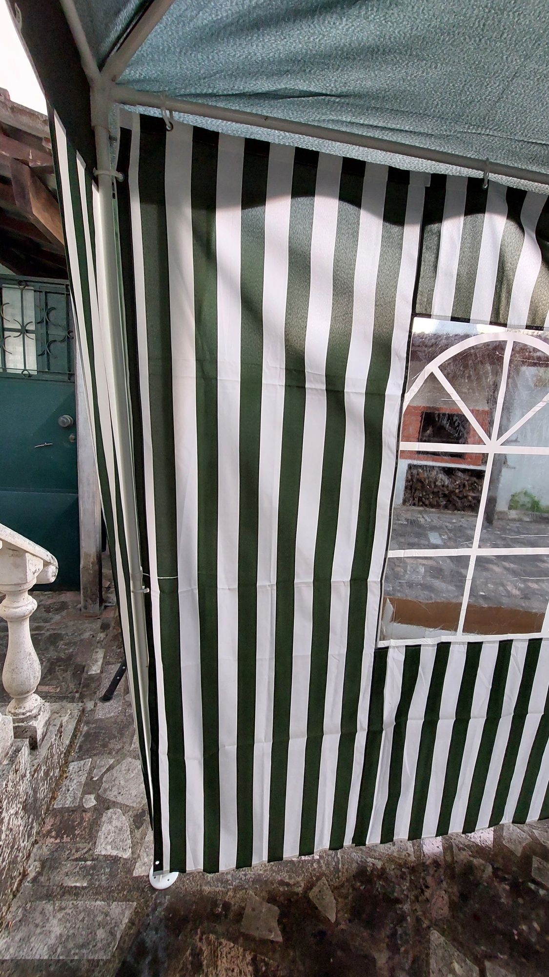 Tenda tipo pavilhão ou pergula verde