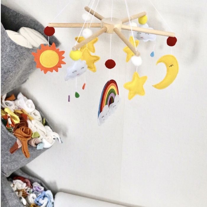 Дуже гарний мобіль із фетру для немовлят