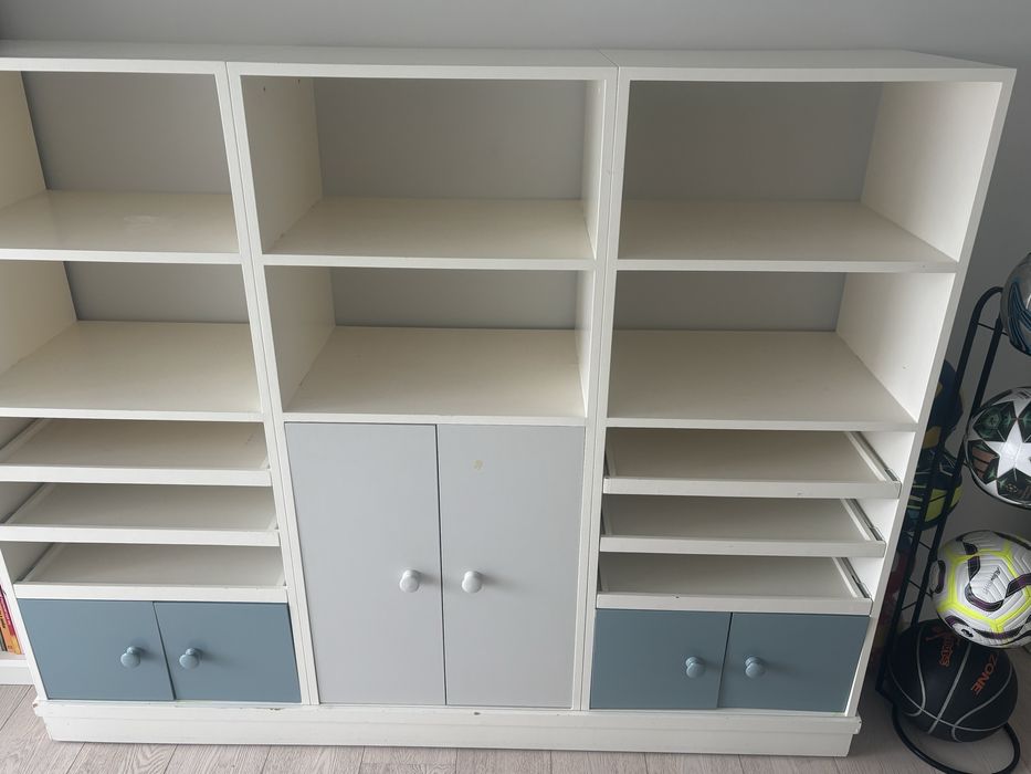 Móvel de módulos de quarto de criança com estantes e gavetas