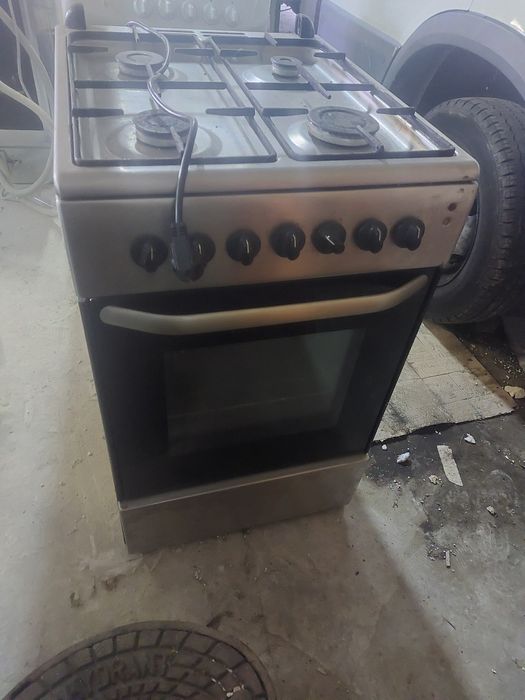 Kuchenka gazowa z piekarnikiem elektrycznym