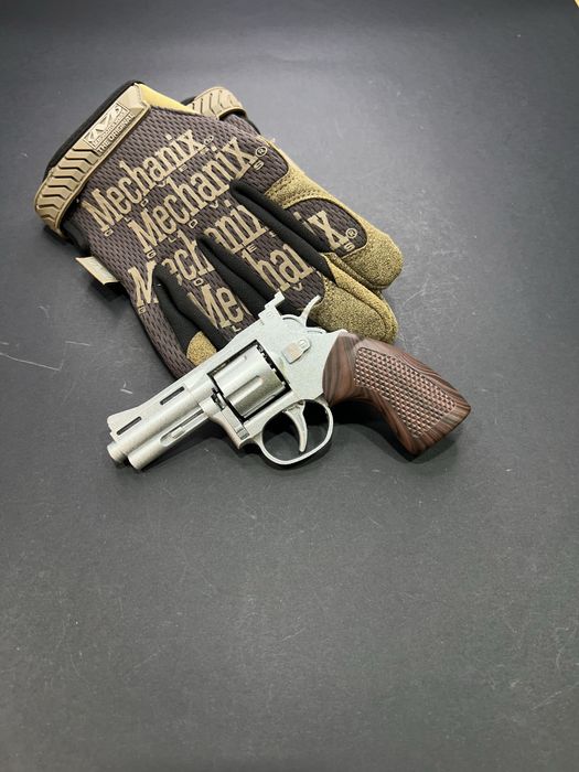 Металевий револьвер Colt Python silver на пістонах