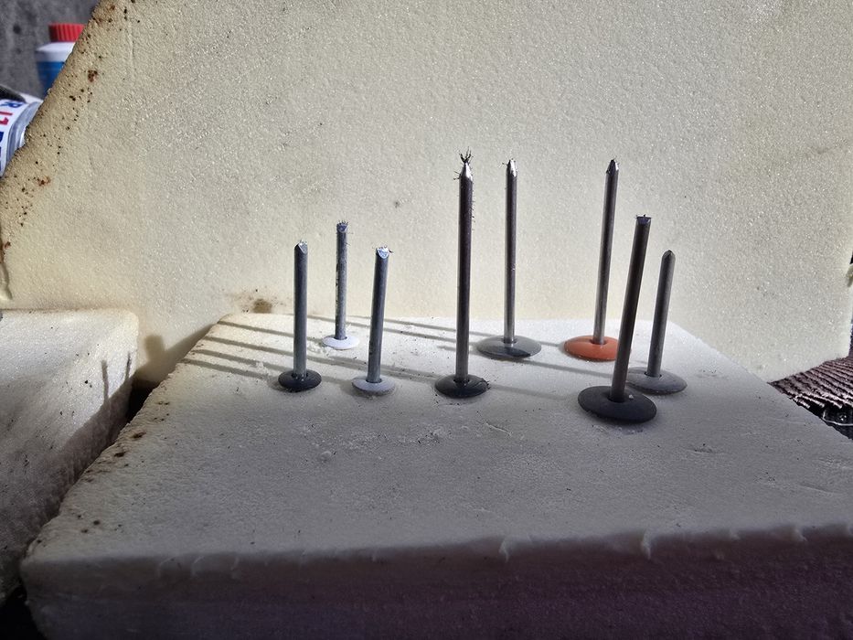 Rebites de cor lacados