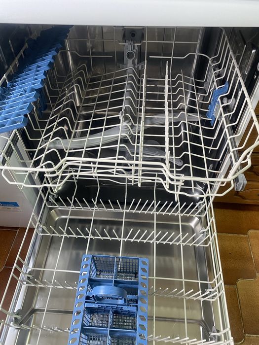 Maquina de Lavar Loiça Indesit e Microondas