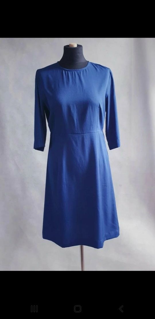 Elegancka sukienka w ciemnoniebieskim kolorze