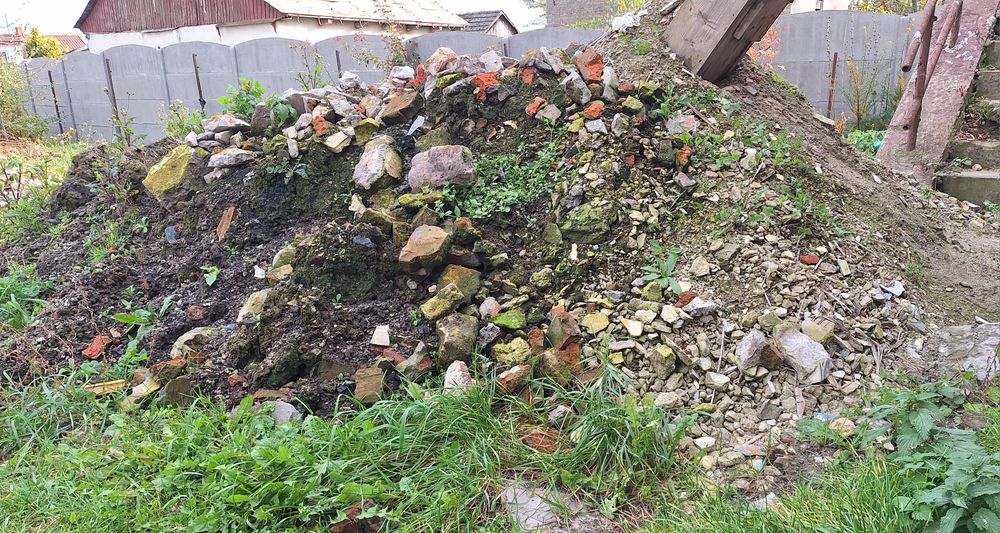 Oddam ziemię z gruzem