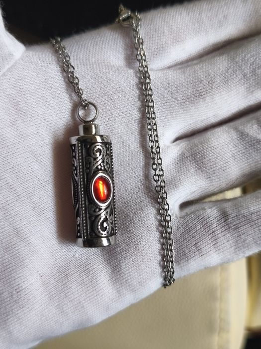 Colar com depósito secreto em aço inoxidável Novo.