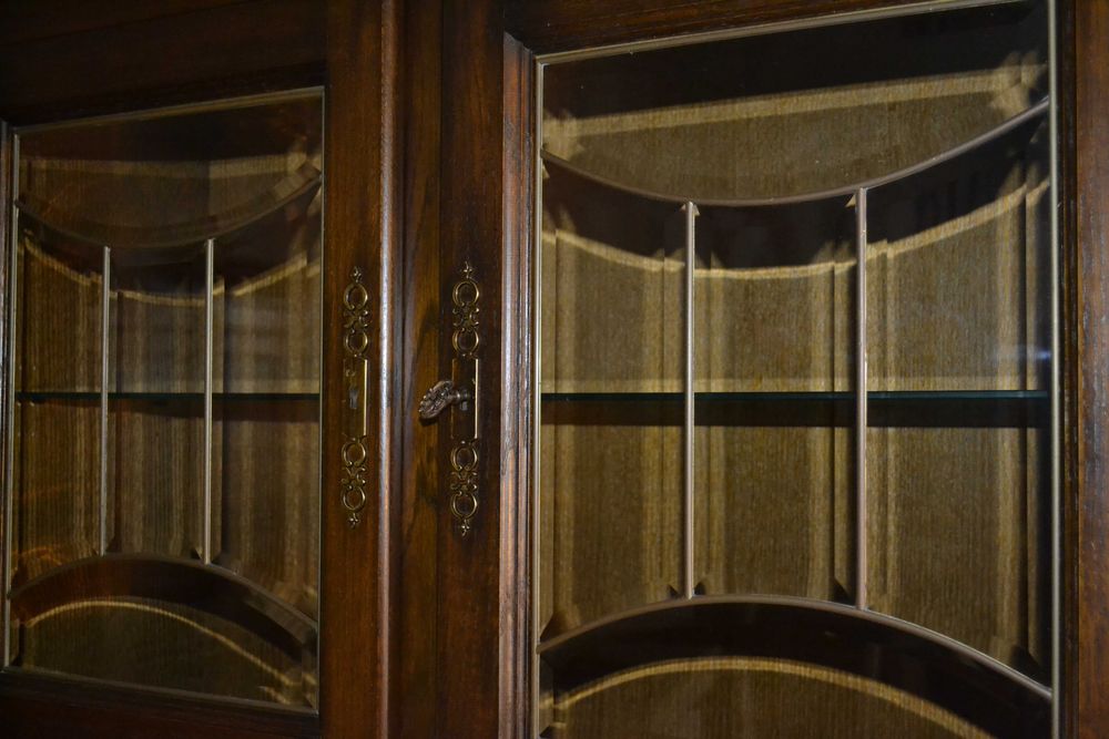 kredens stylowy . kryształy . dąb