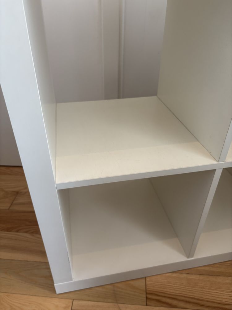 Regał kallax 2x2 Ikea biały + 4 czarne pojemniki