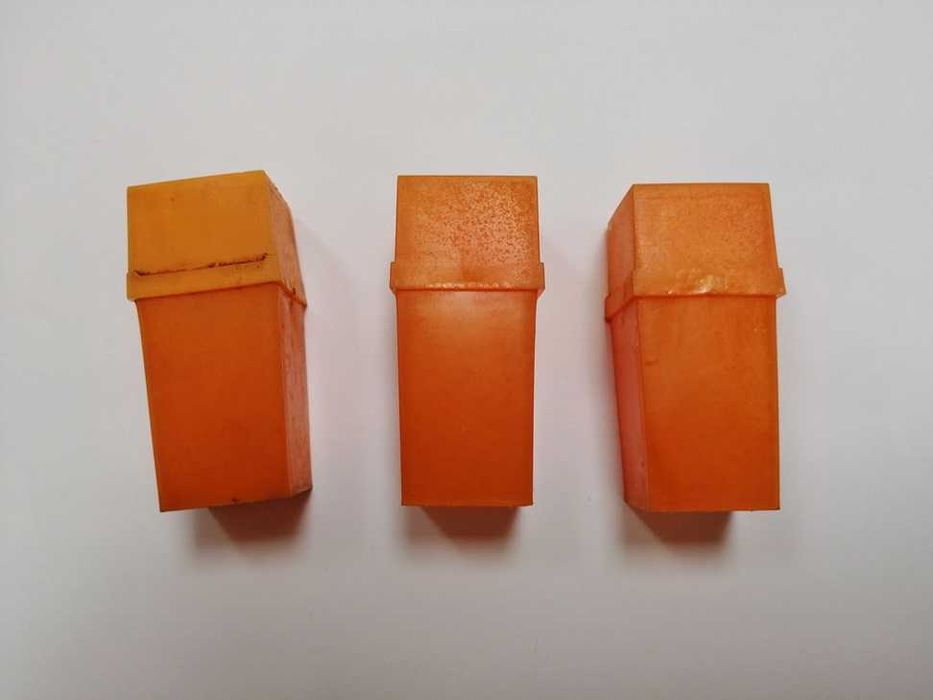 Trzy pojemniczki na przyprawy z okresu PRL. Imbir Cynamon Goździki.